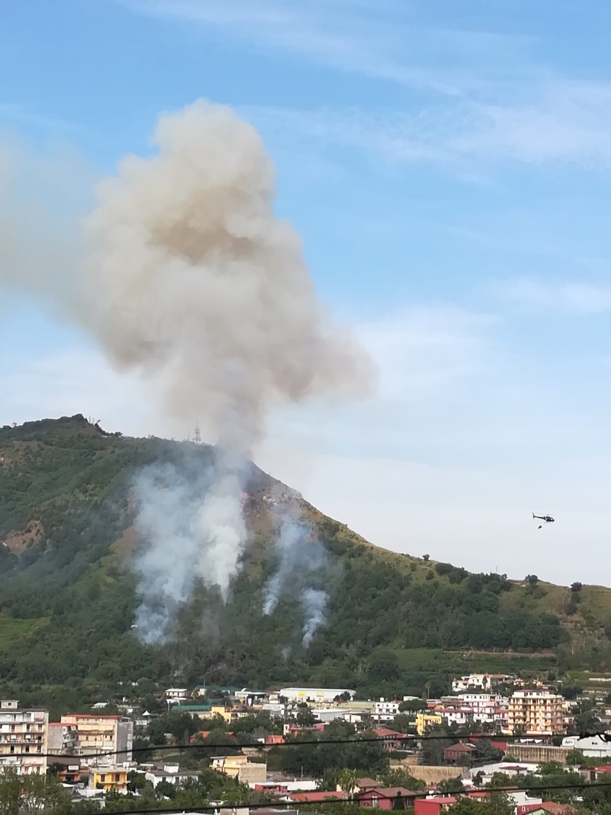 Incendio A Napoli A Fuoco La Collina Dei Camaldoli Voce Di Napoli