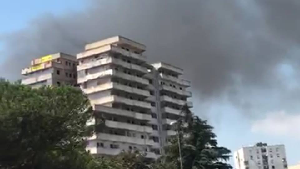 Incendio A Scampia Colonna Di Fumo Rende L Aria Irrespirabile Voce