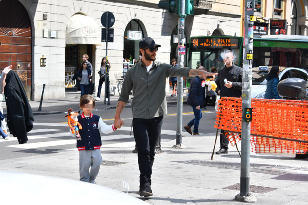 Stefano De Martino Riabbraccia Il Figlio Santiago Dopo Mesi