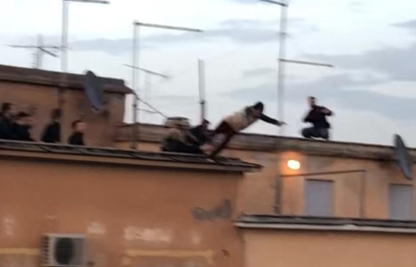 Tenta Il Suicidio Salvato In Tempo Dai Carabinieri Poi Il Morso Al