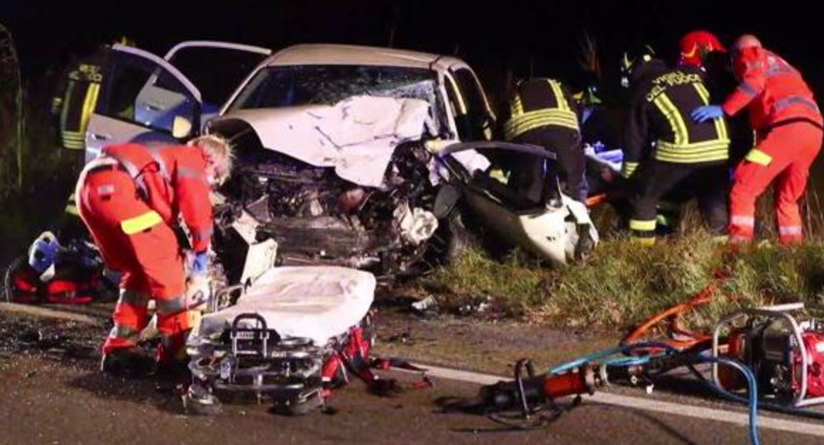 Incidente Stradale A Battipaglia Si Schianta Contro Un Palo Muore 23enne