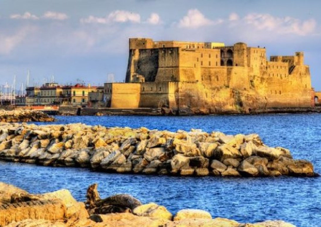 Castel Dell'Ovo in rovina