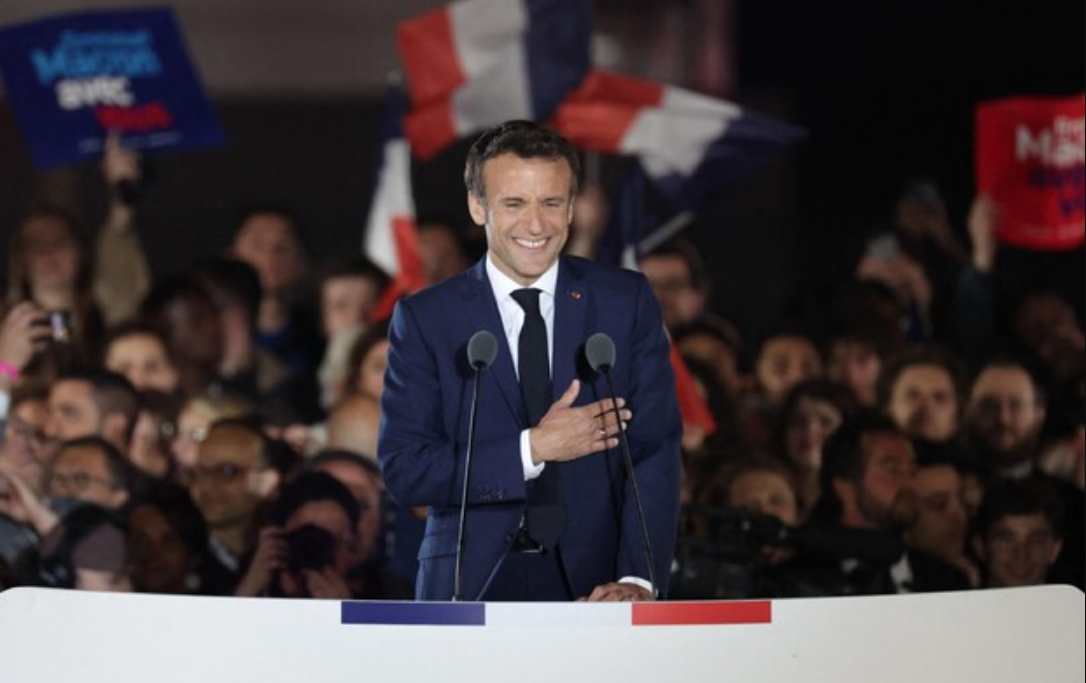 Emmanuel Macron è stato rieletto all'Eliseo con il 58,2% dei voti, secondo un exit poll della tv pubblica France 2.  Marine Le Pen è al 41,8%.    Macron è stato rieletto anche secondo gli altri exit poll, che oscillano fino a un minimo del 57,6%. A 44 anni è il 9/o presidente della Quinta Repubblica, il primo rieletto dopo Jacques Chirac, che nel 2002 sconfisse al ballottaggio il padre di Marine Le Pen, Jean-Marie Le Pen, fondatore del Front National.  Accolto da migliaia di sostenitori. L'inno alla Gioia di Beethoven - l'inno dell'Europa unita - risuona sotto alla Tour Eiffel all'arrivo di Emmanuel Macron dopo la sua seconda vittoria all'Eliseo. Macron cammina mano nella mano assieme alla moglie Brigitte. Macron scelse l'inno europeo anche dopo la vittoria del 2017.  Macron ha promesso "una nuova era" in Francia che non sarà "il proseguimento dei 5 anni che si chiudono": "Nessuno sarà lasciato indietro, dovremo rispondere alla rabbia del Paese", ha promesso Macron, affermando di sperare che si possa "vivere più felici in Francia". Macron ha auspicato anche "l'invenzione collettiva di un nuovo metodo per 5 anni migliori al servizio del nostro Paese, dei nostri giovani".  Il presidente della Repubblica rieletto ha reso omaggio all'inizio del suo discorso davanti ai militanti riuniti sotto la Tour Eiffel, a chi lo ha "votato non perché condivide le mie idee - ha detto - ma per sbarrare la strada all'estrema destra. Sarò debitore per questo voto nei prossimi anni". "C'è molto da fare. La guerra in Ucraina ci ricorda che stiamo attraversando tempi tragici in cui la Francia deve mostrare la chiarezza della sua voce, e costruire la sua forza in tutti i campi. E noi lo faremo".   AGENZIA ANSA Ecco il Macron 2.0, ma il difficile viene adesso - Politica Rebus maggioranza, cruciali elezioni giugno. Agguato Mélenchon (ANSA) L'annuncio della vittoria. Boato di gioia in un tripudio di bandiere francesi ed europee allo Champ-de-Mars, sotto alla Tour Eiffel, all'annuncio della vittoria di Emmanuel Macron contro la candidata nazionalista Marine Le Pen nella corsa all'Eliseo del 2022. AI piedi del celebre monumento parigino, oltre a tanti militanti pro-Macron, tre suoi ministri, Clément Beaune (Affari europei), Eric Dupont-Moretti (Giustizia) e Jean-Yves Le Drian (Affari Esteri).   "Sconfitta? No, questa è una forma di speranza. L'aspirazione al cambiamento non può essere ignorata".     Lo ha detto Marine Le Pen nel suo discorso dopo il voto che ha riconfermato Emmanuel Macron all'Eliseo, definendo il suo risultato elettorale come una "vittoria eclatante".  "La vittoria da parte di Emmanuel Macron nelle elezioni presidenziali francesi è una splendida notizia per tutta l'Europa. Italia e Francia sono impegnate fianco a fianco, insieme a tutti gli altri partner, per la costruzione di un'Unione Europea più forte, più coesa, più giusta, capace di essere protagonista nel superare le grandi sfide dei nostri tempi, a partire dalla guerra in Ucraina.Al Presidente Macron vanno le più sentite congratulazioni del Governo italiano e mie personali". Lo afferma il premier Mario Draghi.  LA DIRETTA DA BFM TV  Nonostante la scommessa persa per una seconda volta di battere Emmanuel Macron nella corsa all'Eliseo, Marine Le Pen ha portato l'estrema destra francese ad un livello mai così alto dall'inizio della Quinta Repubblica francese nel 1958. "Con oltre il 43% dei voti, il risultato di questa sera è di per sé stesso una eclatante vittoria", ha dichiarato Le Pen, riconoscendo la sconfitta ma assicurando che "continuerà il suo impegno per la Francia e i francesi".  E' stata del 63,23% l'affluenza registrata alle ore 17 nel voto per il ballottaggio delle presidenziali in Francia tra Emmanuel Macron e Marine Le Pen. Si tratta di oltre oltre due punti in meno rispetto al 2017: è quanto riferisce il ministero dell'Interno della Francia.