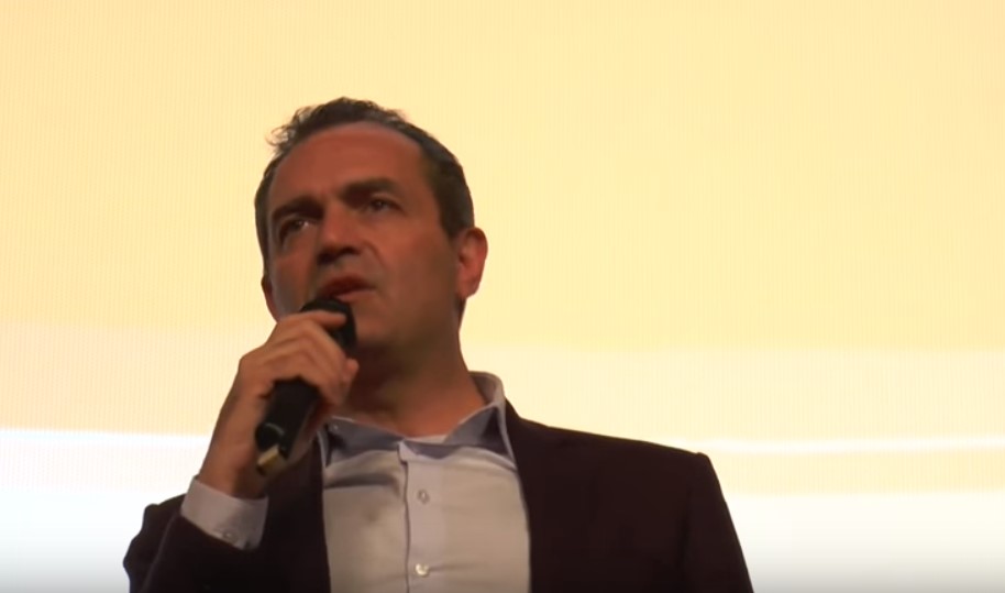 Luigi De Magistris inarrestabile contro il Premier Renzi