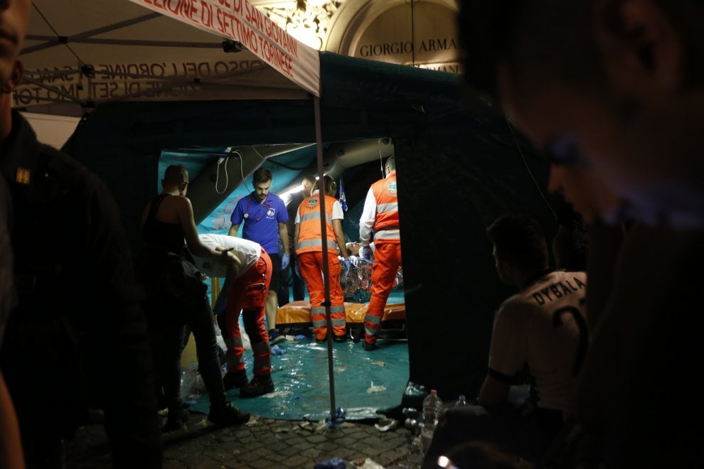 Panico a Torino, falso allarme bomba scatena la folla: 600 feriti, grave un bambino