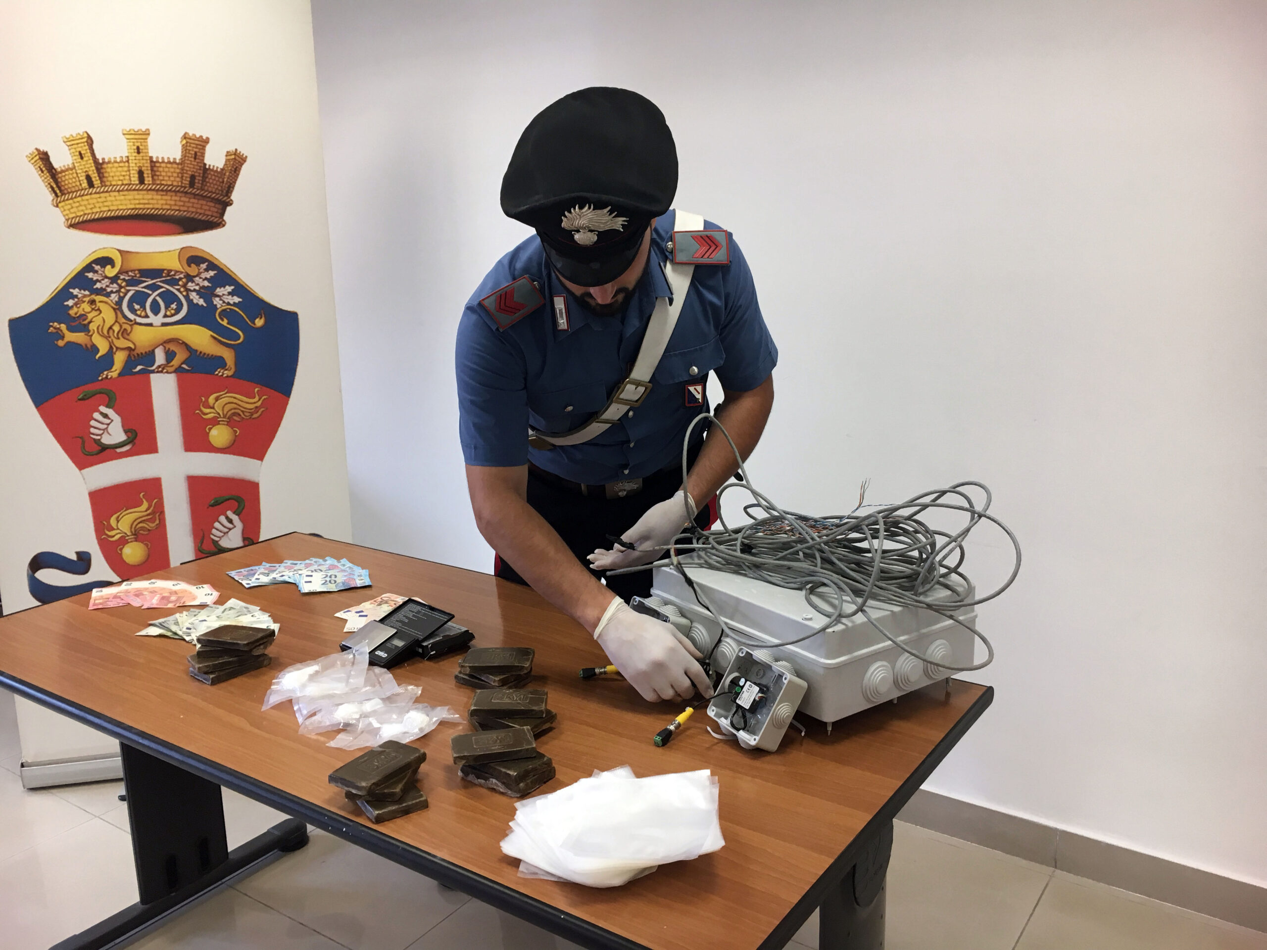 Pianura, sgominata casa - deposito di droga: operazione dei carabinieri