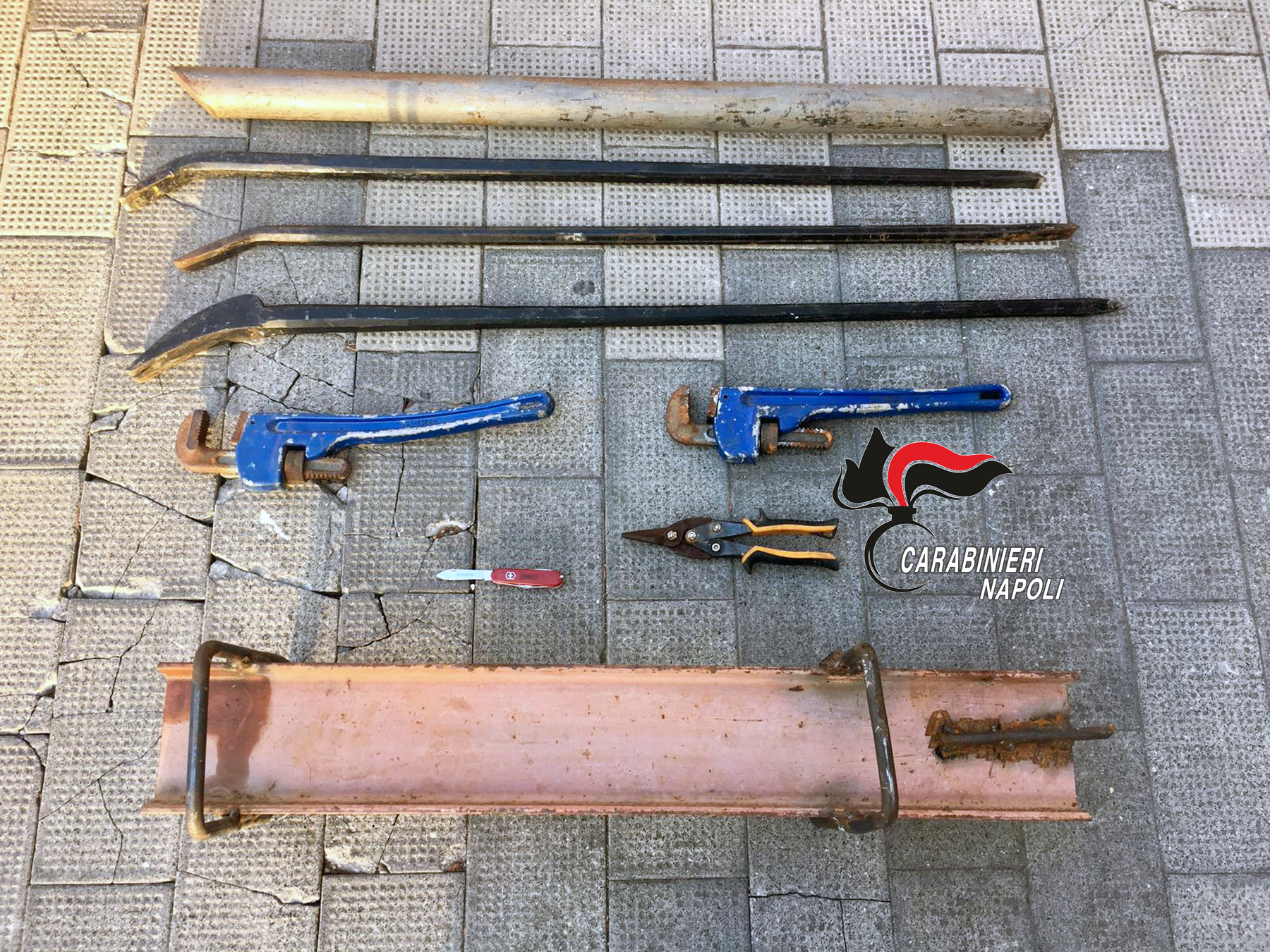 Blitz dei carabinieri a Scampia, sequestrate armi, droga e arnesi da scasso