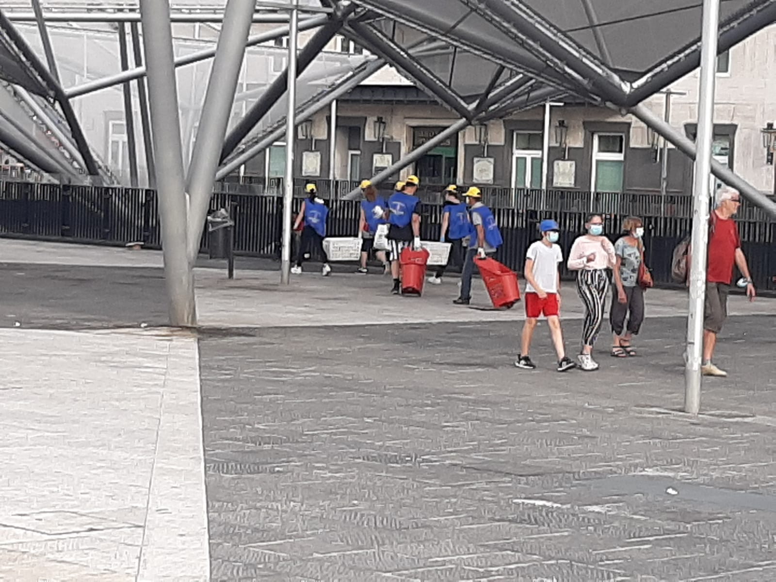 La solidarietà della C.A.R.E.S: pacchi per famiglie bisognose