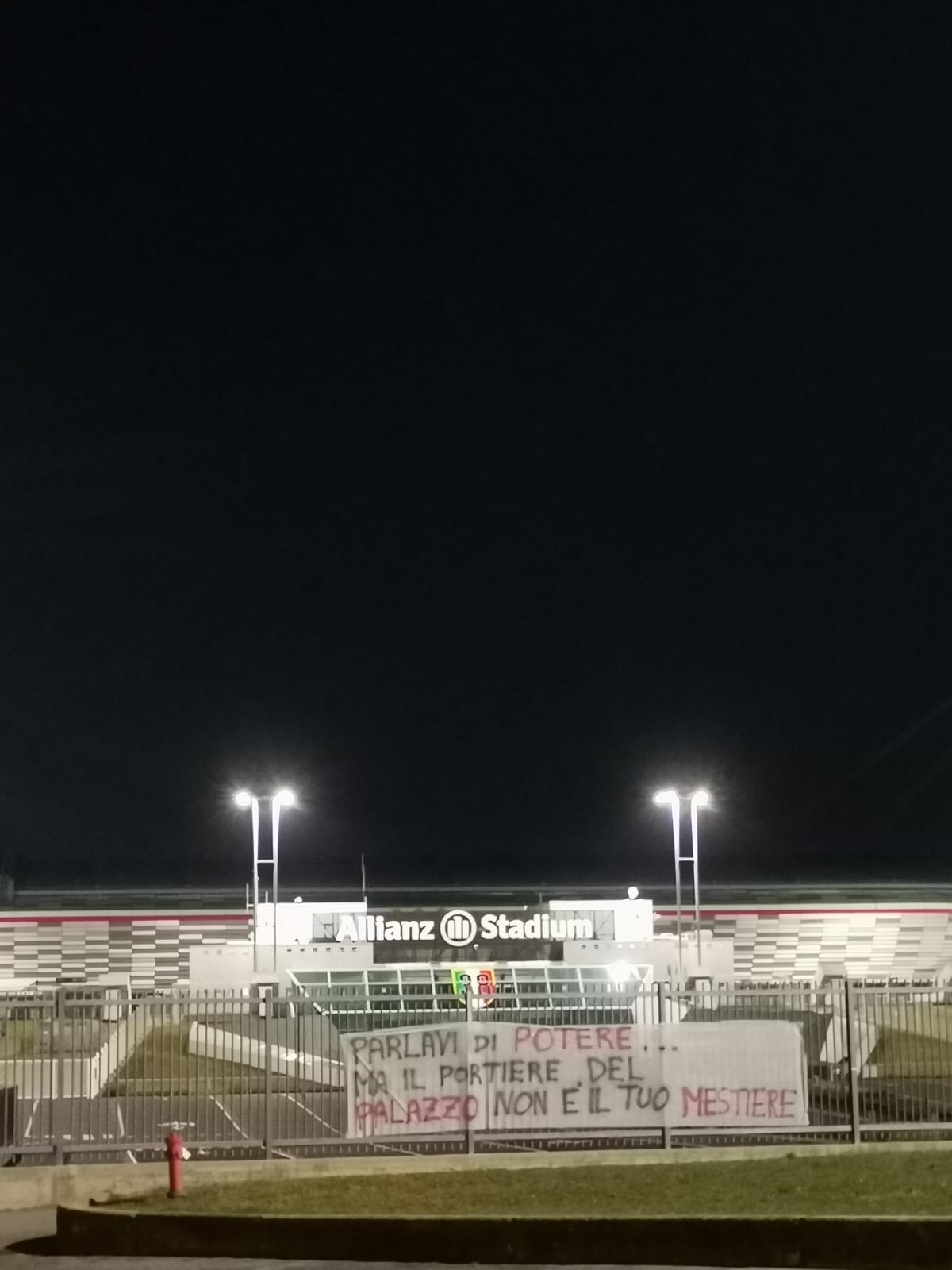 Blitz dei tifosi del Napoli allo Stadium, striscione 'sfottò' per Sarri: l'ironia azzurra conquista il web