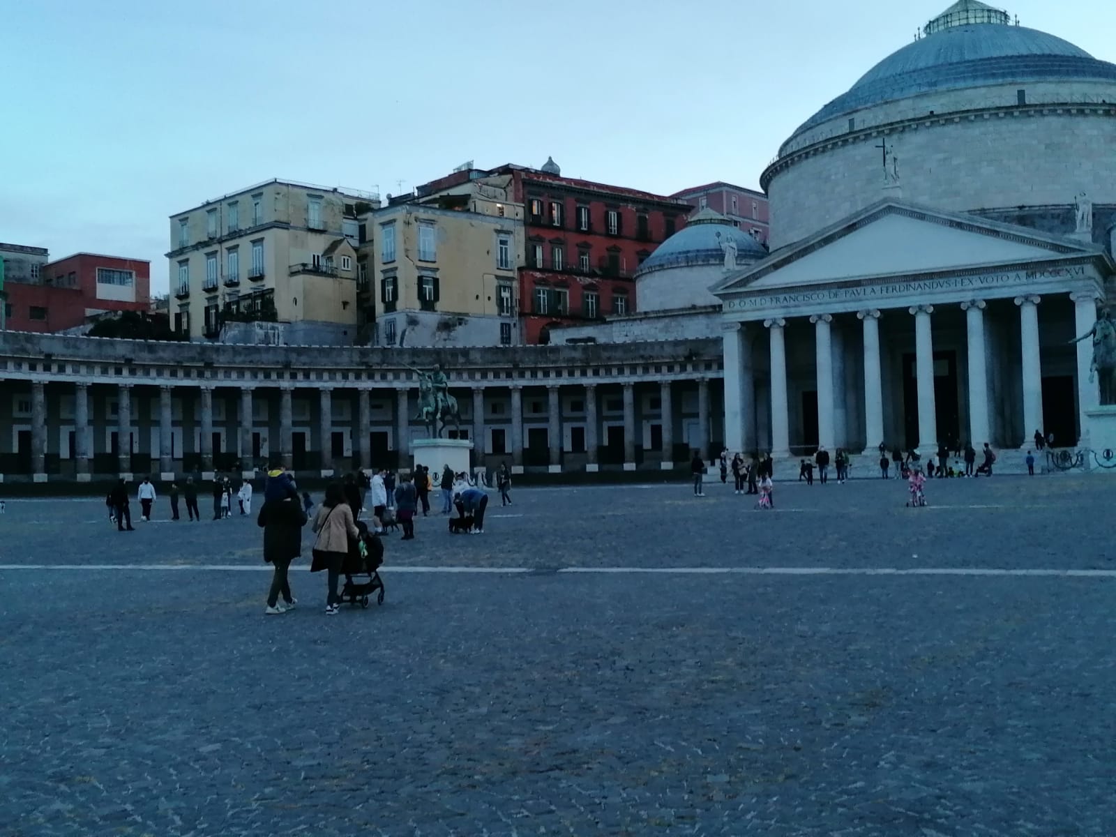 'Fase2', l'ora d'aria dei napoletani per il primo maggio: in troppi senza mascherina