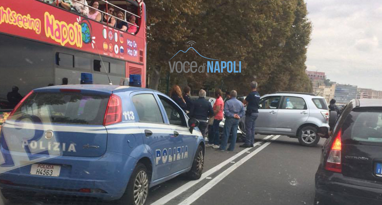 Napoli, violento incidente sul lungomare: centauro ricoverato in ospedale