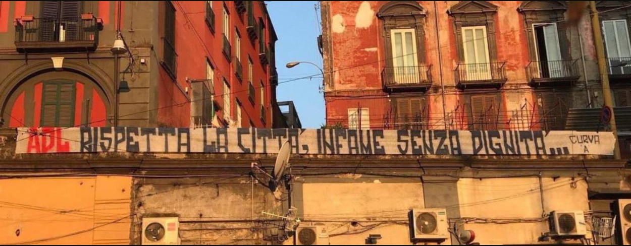 Napoli, protesta degli ultras contro ADL: la città tappezzata dagli striscioni