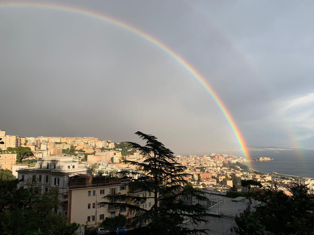 Napoli, dall'allerta meteo all'arcobaleno: traffico in tilt per ammirare il gioco di luci