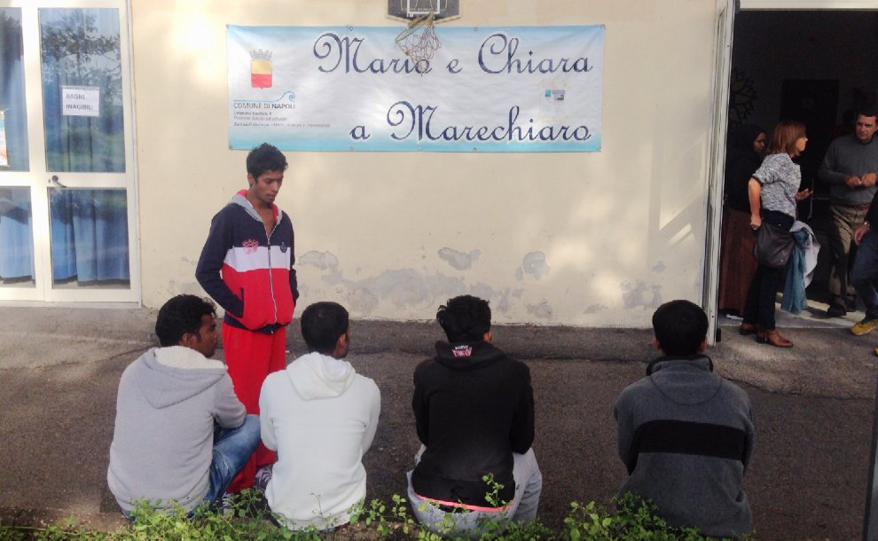 Napoli, la città si mobilita per assistere i migranti