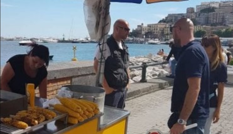 Lungomare di Napoli, blitz della municipale: sequestri e multe agli ambulanti