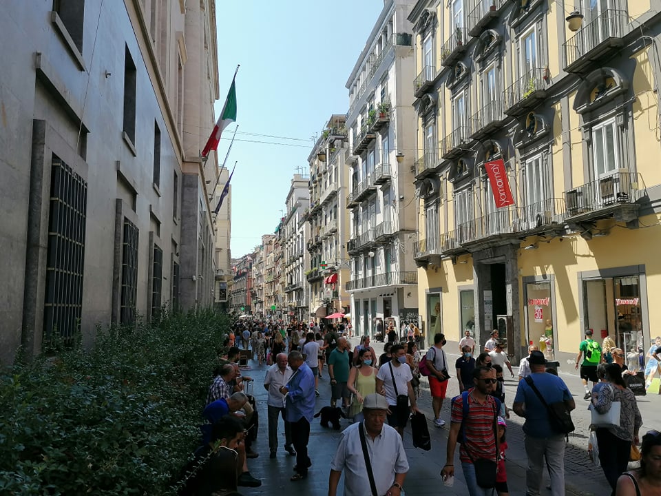 Napoli irresistibile nonostante il covid, centro pieno di turisti: "È una città bellissima"