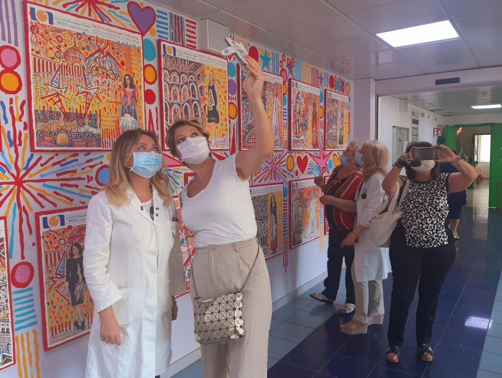 I selfie delle pazienti davanti alle pareti colorate del Pascale