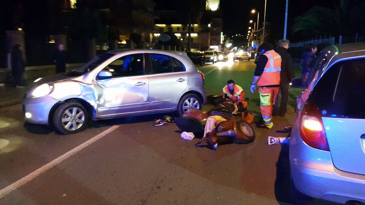 Giugliano, grave incidente: auto travolge due giovani in scooter