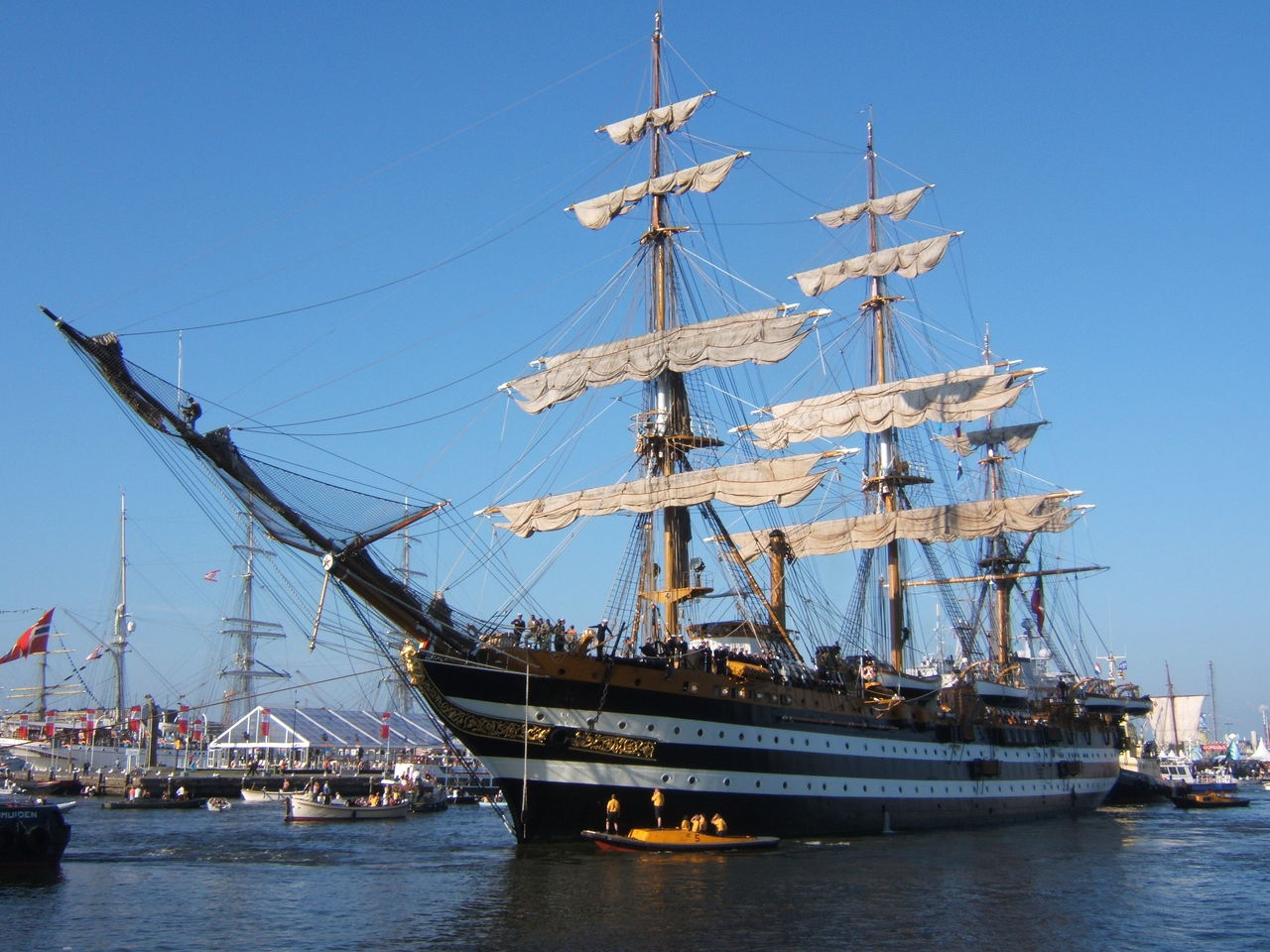 Torna a Napoli la nave Amerigo Vespucci