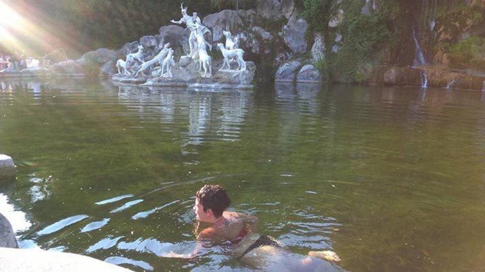 Reggia di Caserta, una turista fa il bagno in una fontana ed è polemica