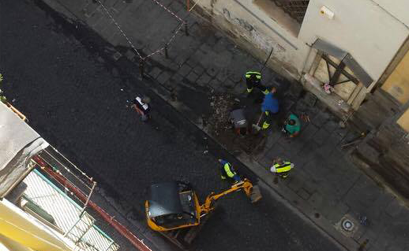 Napoli con voragini e senz'acqua: ecco i danni della pioggia