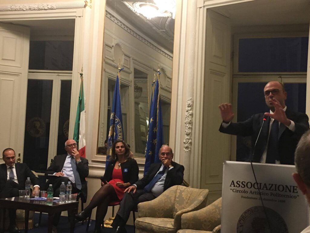 Referendum, Alfano a Napoli: "Chi vota no per far cadere il Governo resterà deluso"