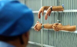 Carcere di Secondigliano, aggressione ad un agente penitenziario: ricoverato in ospedale