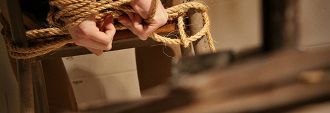 Uomo legato e torturato per una rapina: è accaduto nel casertano