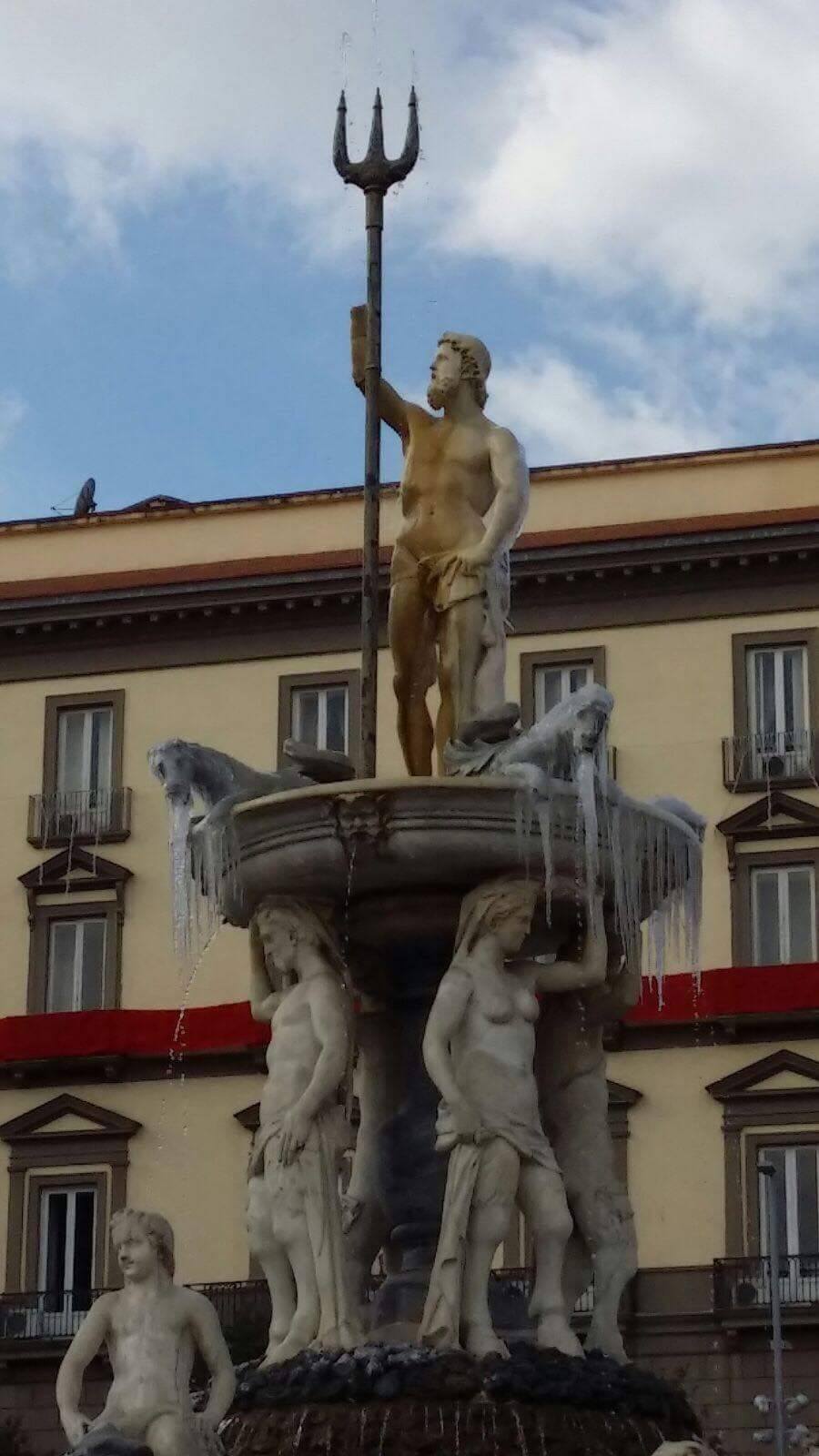 Freddo a Napoli, si ghiacciano fontane e strade