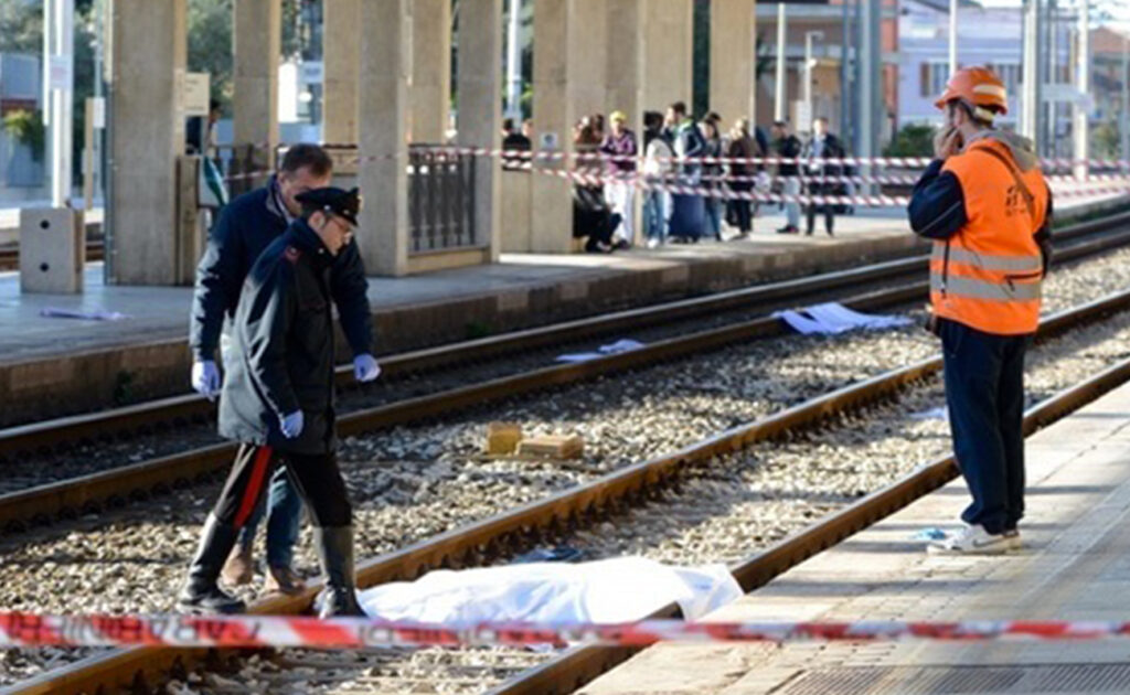 Distratta dalla musica, attraversa i binari e viene travolta da un treno