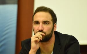 Higuain, non andrà alla Juve: presto la cessione all'estero