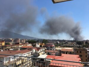 Incendio Casalnuovo, a fuoco fabbrica di elettrodomestici: residenti fuori dalle case