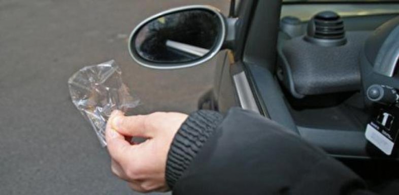 Butti una carta dal finestrino? Pagherai una multa da 422 euro