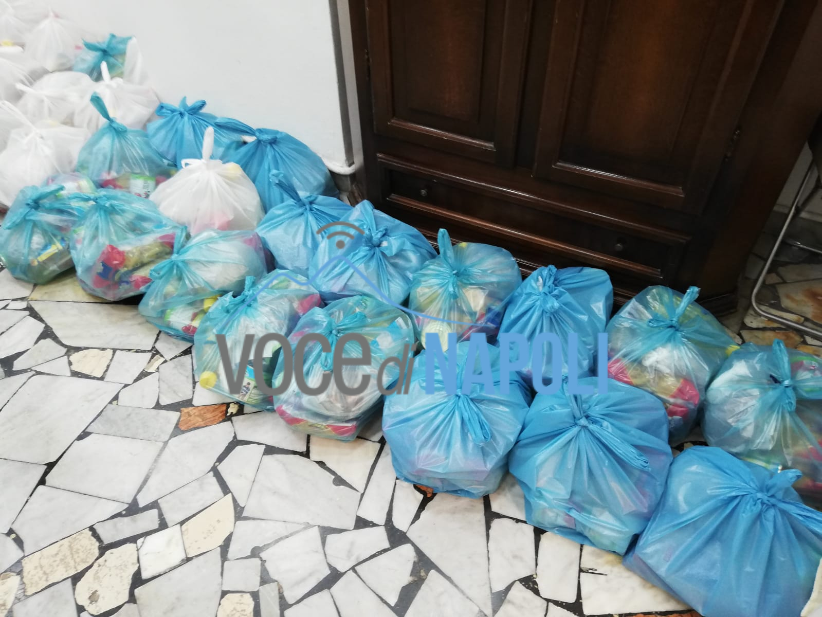 Napoli, gli 'Angeli' dei Quartieri regalano il 'casiatello solidale' ai bisognosi