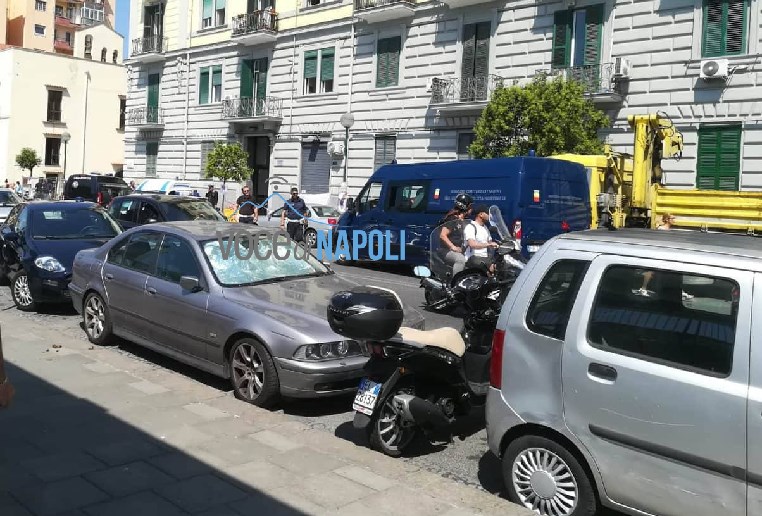 Napoli, donna si lancia nel vuoto a Fuorigrotta