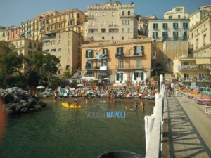 Napoli, è ottobre ma i napoletani sono al mare