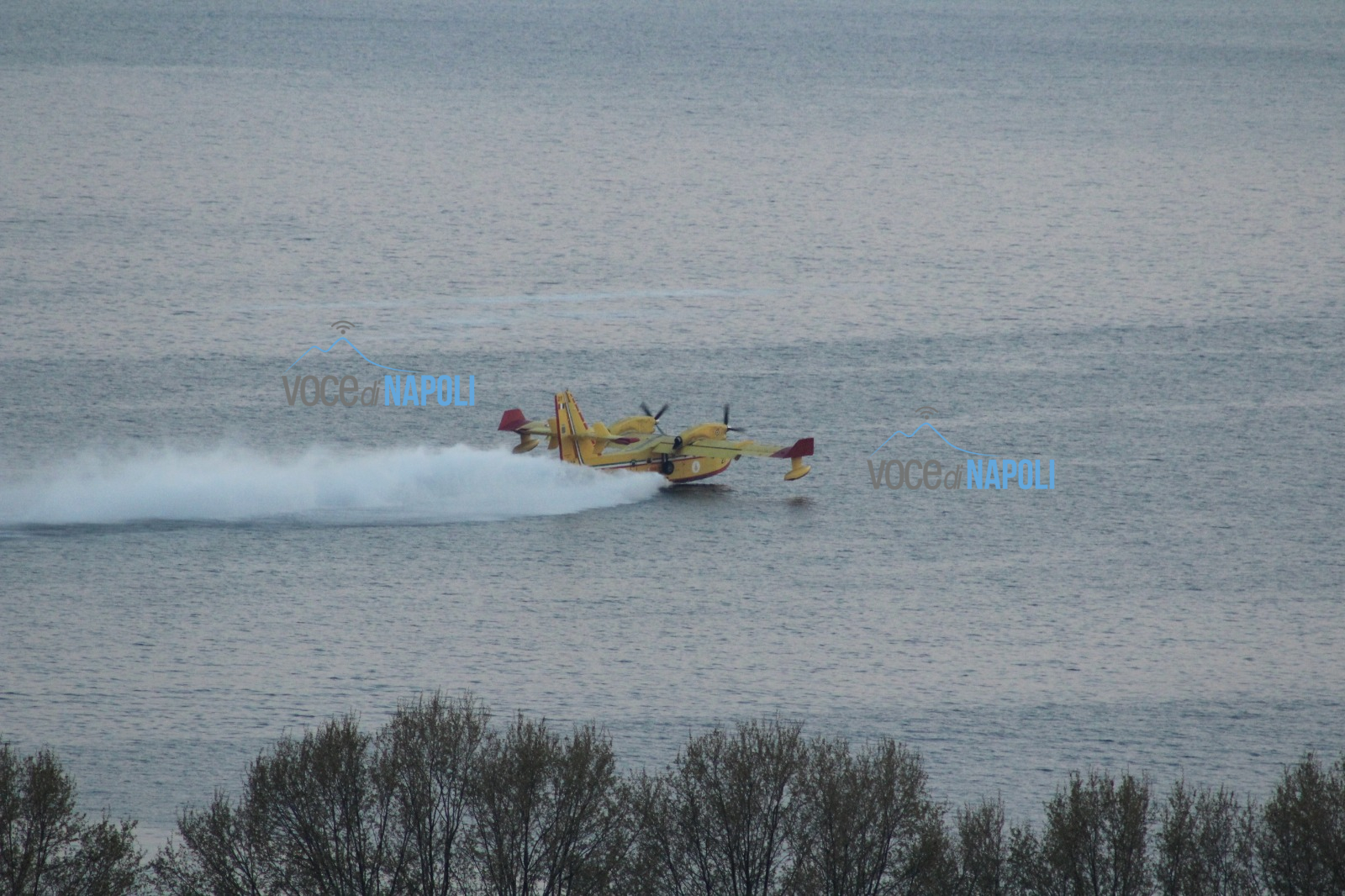 Napoli, in fiamme la collina dei Camaldoli: i residenti temono l'azione di un piromane