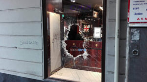 Napoli, rapina con la "spaccata" da Gutteridge in via Toledo