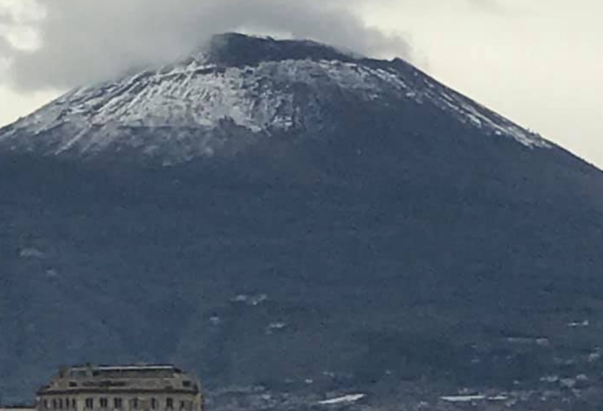 Fiocchi di neve a Napoli, lo spettacolo del Vesuvio innevato