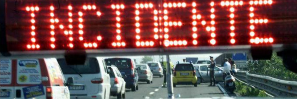 Napoli, la tangenziale della morte: motociclista vittima di un incidente