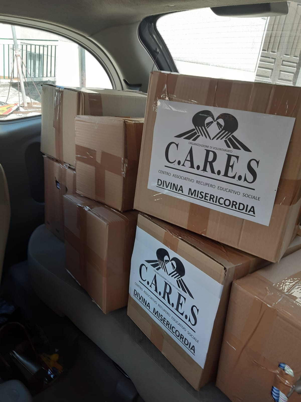 La solidarietà della C.A.R.E.S: pacchi per famiglie bisognose