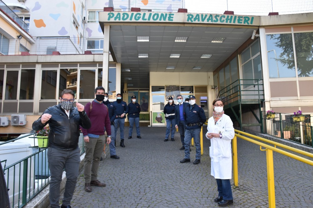 Napoli, la Polizia trova uova di Pasqua rubate e il proprietario le dona ai bimbi del Santobono