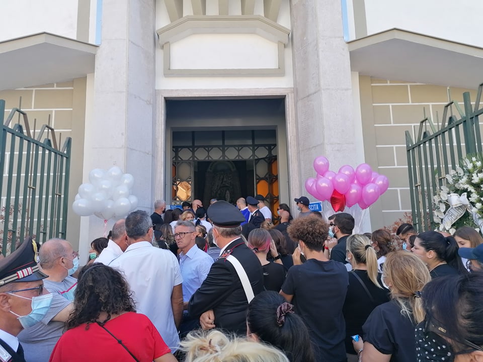 L'addio a Maya, la madre in lacrime: "Come era bella"