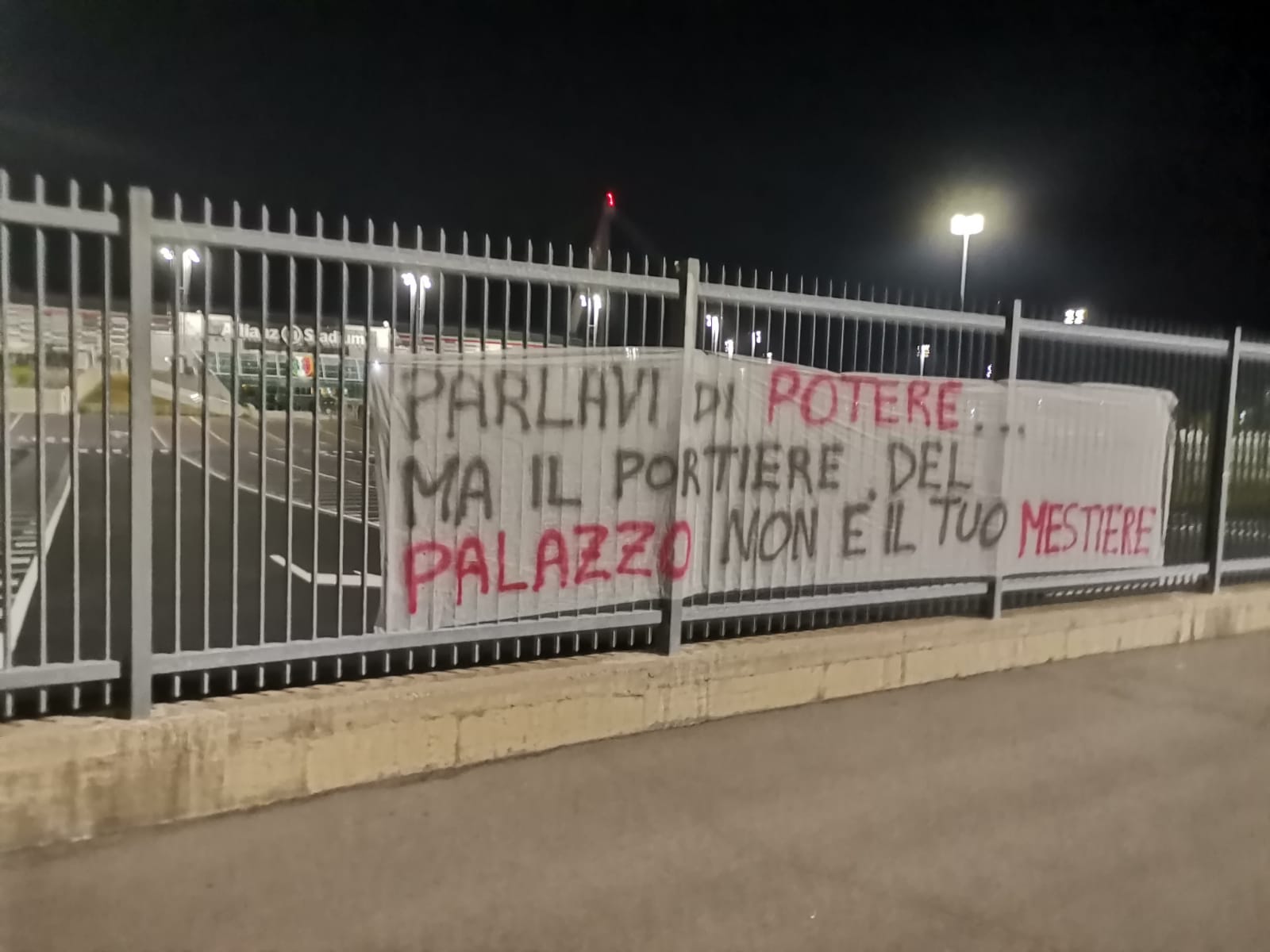 Blitz dei tifosi del Napoli allo Stadium, striscione 'sfottò' per Sarri: l'ironia azzurra conquista il web