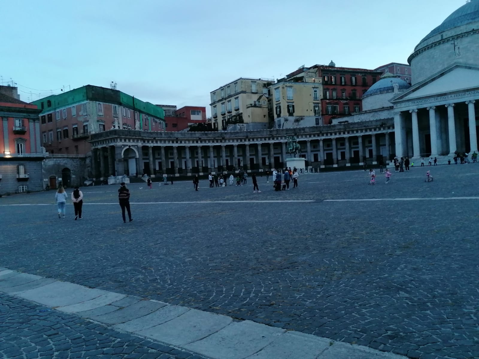 'Fase2', l'ora d'aria dei napoletani per il primo maggio: in troppi senza mascherina