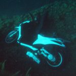 Ritrovamento bizzarro a Procida, tra i fondali spunta un motorino 50