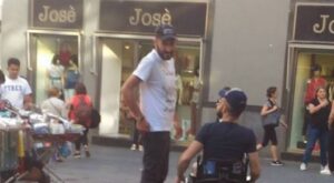 Montesanto, la denuncia di un lettore: "Passaggio disabili ostruito dagli ambulanti"