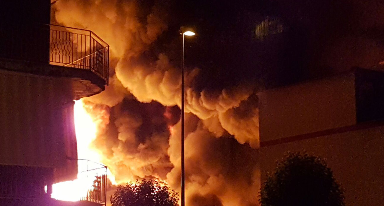 FCA a Pomigliano, incendio alla fabbrica: fuori gli operai che restano illesi