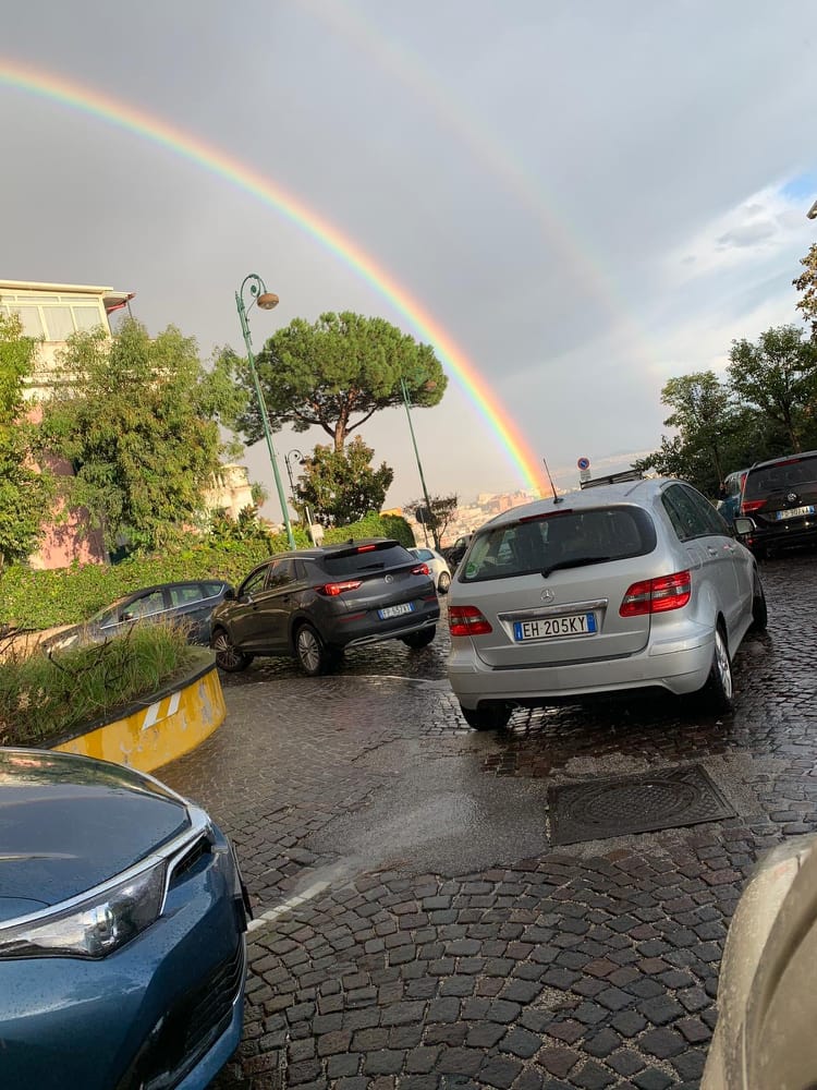 Napoli, dall'allerta meteo all'arcobaleno: traffico in tilt per ammirare il gioco di luci