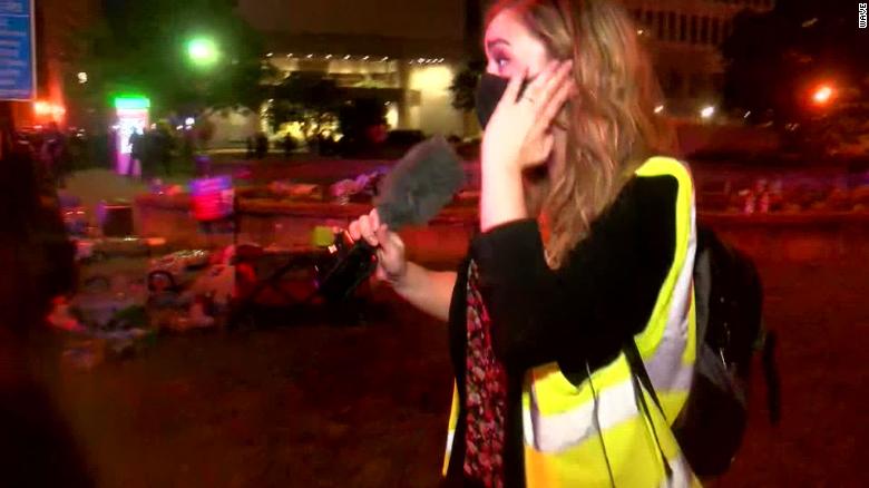Minneapolis, polizia spara contro la giornalista in diretta: "Aiuto mi sparano addosso"